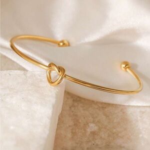 Chic Gold Knot Bracelet